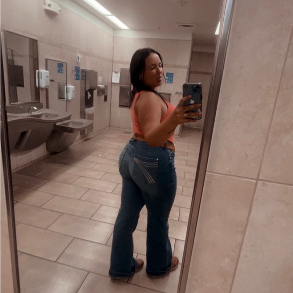 Meet your Posher, Taylor - Picture 3 of 3